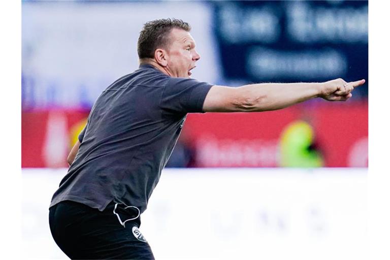 Sandhausens Trainer Uwe Koschinat gestikuliert. Foto: Uwe Anspach/Archivbild