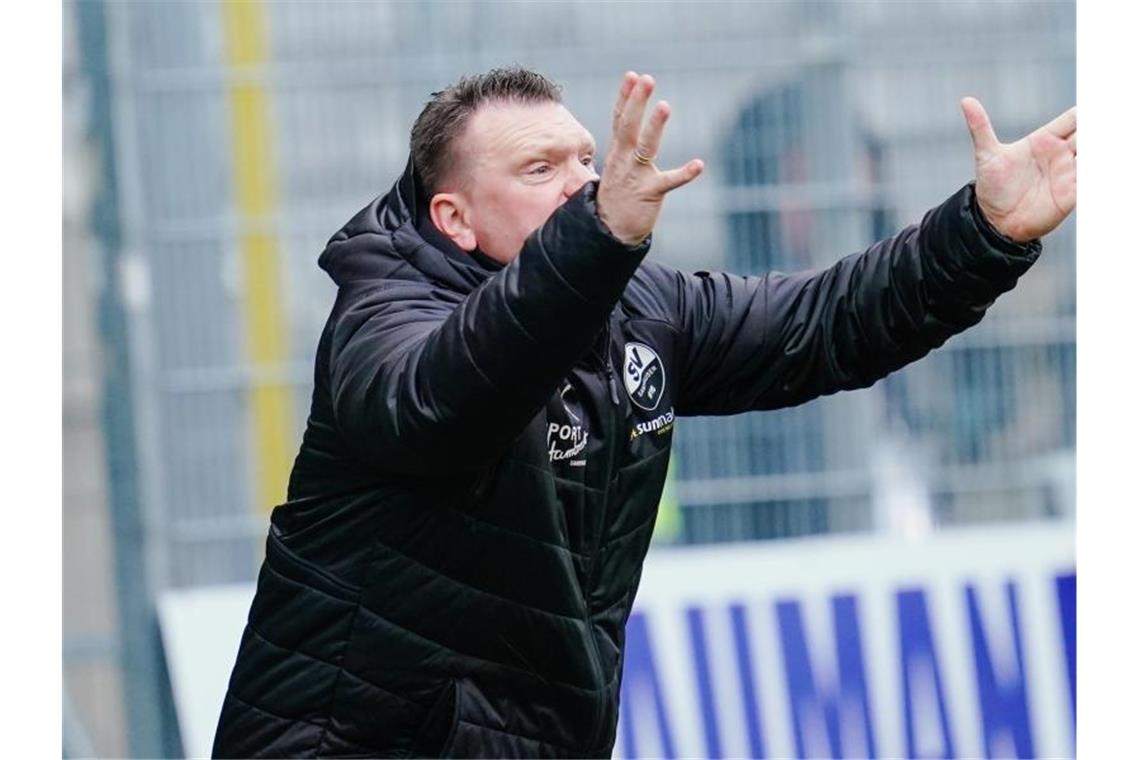 Sandhausens Trainer Uwe Koschinat gestikuliert. Foto: Uwe Anspach/dpa/Archiv