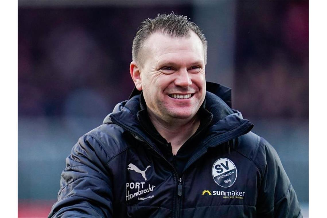 „Bis an die Zähne bewaffnet“? Sandhausen vor Spiel gewarnt Sandhausens Trainer Uwe Koschinat lacht. Foto: Uwe Anspach/dpa/Archivbild