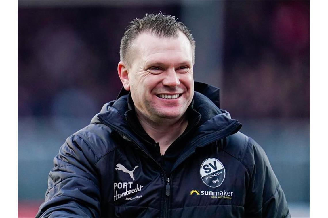 Sandhausen will HSV-Schwächephase nutzen Sandhausens Trainer Uwe Koschinat lacht. Foto: Uwe Anspach/dpa/Archivbild