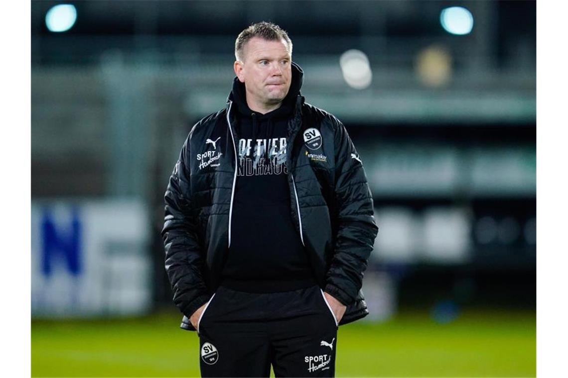 Sandhausens Trainer Uwe Koschinat steht vor dem Spiel im Stadion. Foto: Uwe Anspach/dpa