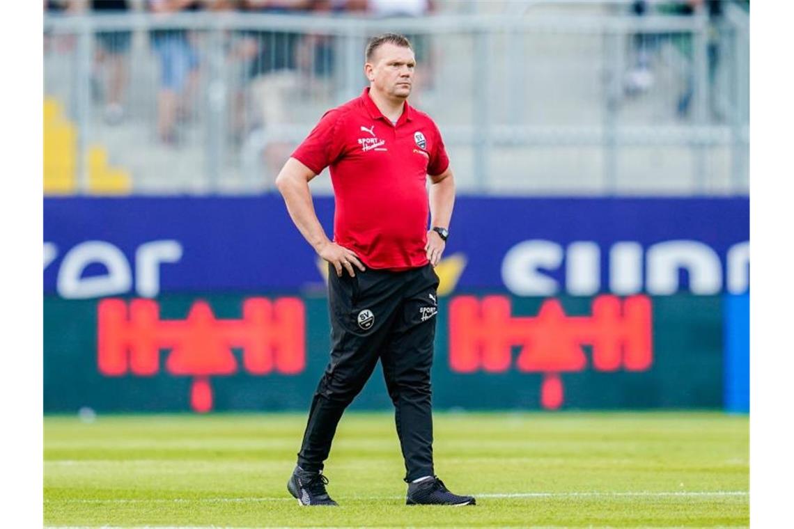 Sandhausens Trainer Uwe Koschinat steht vor Spielbeginn auf dem Spielfeld. Foto: Uwe Anspach