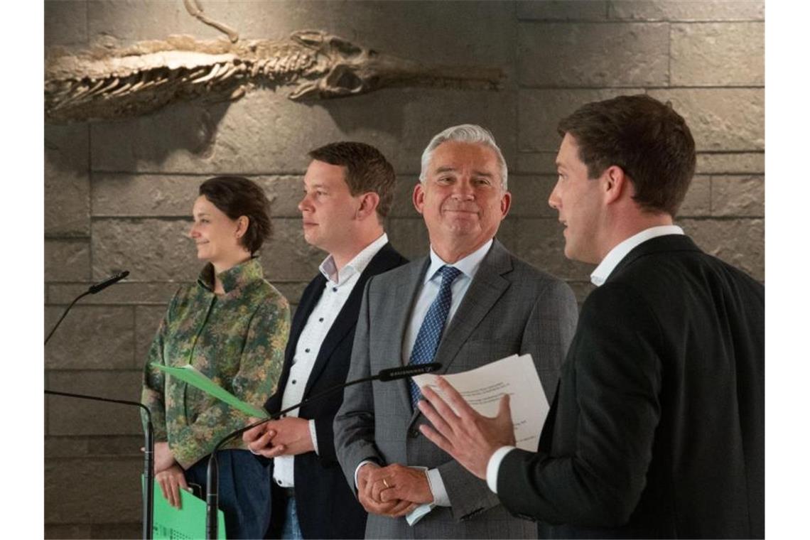 Grün-Schwarze Aufstellung für Koalitionsgespräche ist fix Sandra Detzer (l-r) und Oliver Hildenbrand (B90/Grüne) mit Thomas Strobl und Manuel Hagel (CDU). Foto: Marijan Murat/dpa