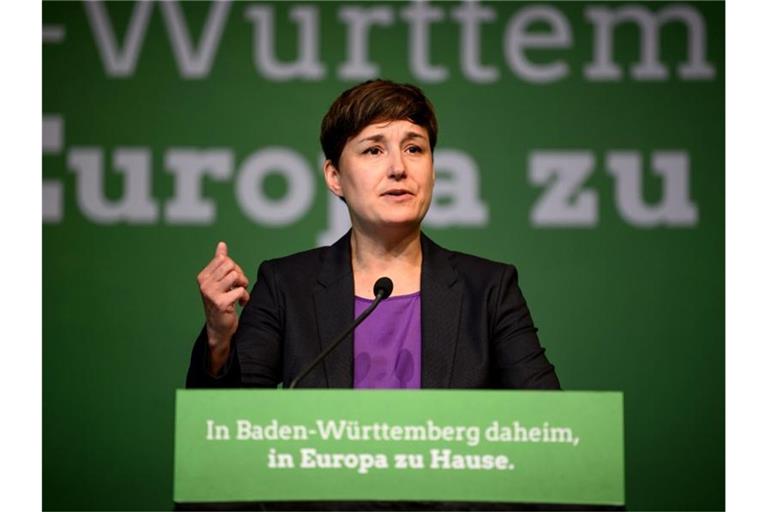 Sandra Detzer, Landeschefin der Südwest-Grünen, spricht beim Landesparteitag. Foto: Sina Schuldt/Archivbild