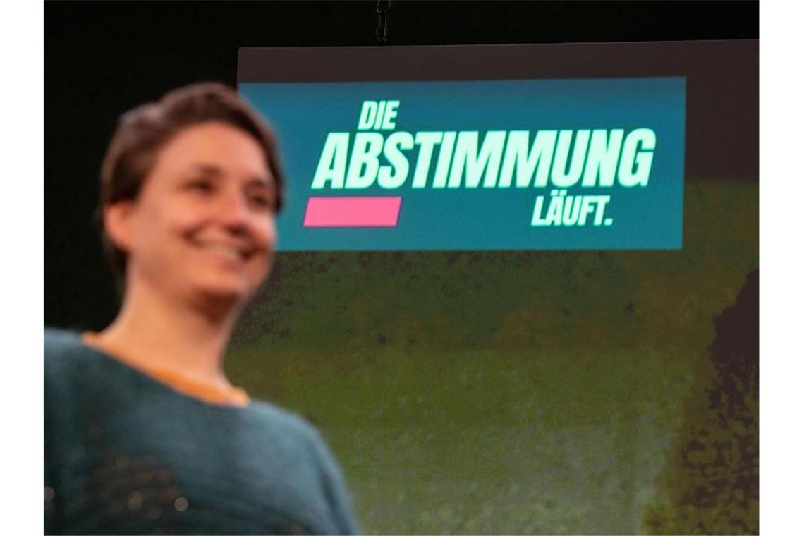 Grüne und CDU stimmen Koalitionsvertrag zu Sandra Detzer, Landesvorsitzende von Bündnis 90/Die Grünen, auf dem Podium des Online-Parteitags. Foto: Marijan Murat/dpa