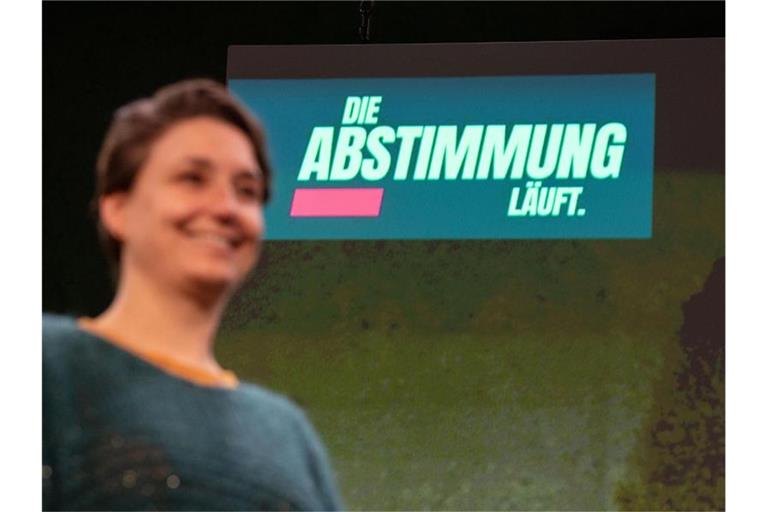 Sandra Detzer, Landesvorsitzende von Bündnis 90/Die Grünen, auf dem Podium des Online-Parteitags. Foto: Marijan Murat/dpa