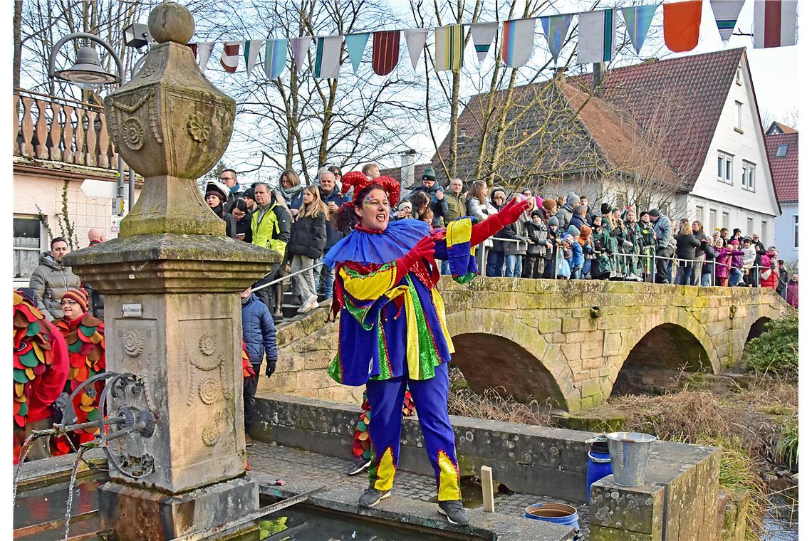 Sandra Gerlich ist das Jockele des UCC und macht vor dem Rathaus Stimmung. Ratha...