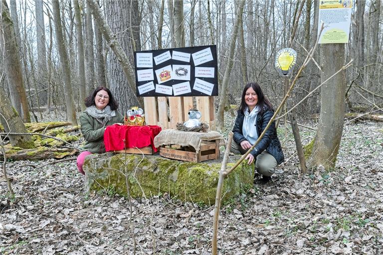 Sandra Gerlich (links) und Sabine Haberl haben gemeinsam mit ihrem Team acht Stationen für den Osterwald vorbereitet. Foto: J. Fiedler