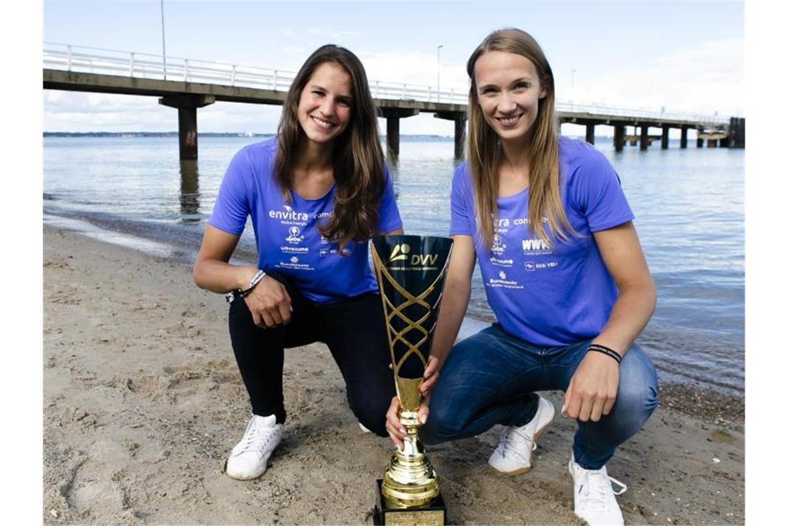 Sandra Ittlinger (r) und Chantal Laboureur (München/Friedrichshafen), die neuen Deutschen Meisterinnen im Beachvolleyball. Foto: Frank Molter/dpa