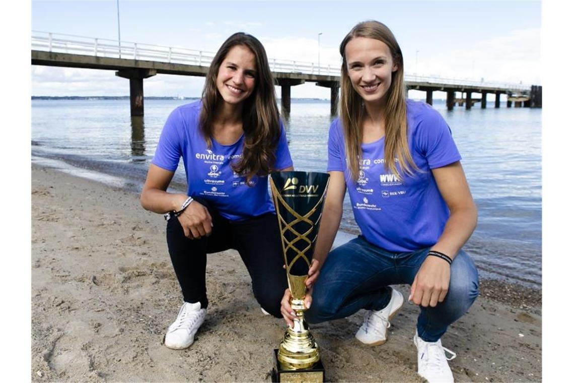 Laboureur und Ittlinger „gestärkt“ zur Beachvolleyball-EM Sandra Ittlinger (r) und Chantal Laboureur (München/Friedrichshafen), die neuen Deutschen Meisterinnen im Beachvolleyball. Foto: Frank Molter/dpa