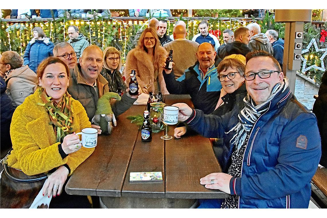 Sandra (links) und Ronny (rechts) aus der Pfalz feiern mit ihren Badener Freunde...