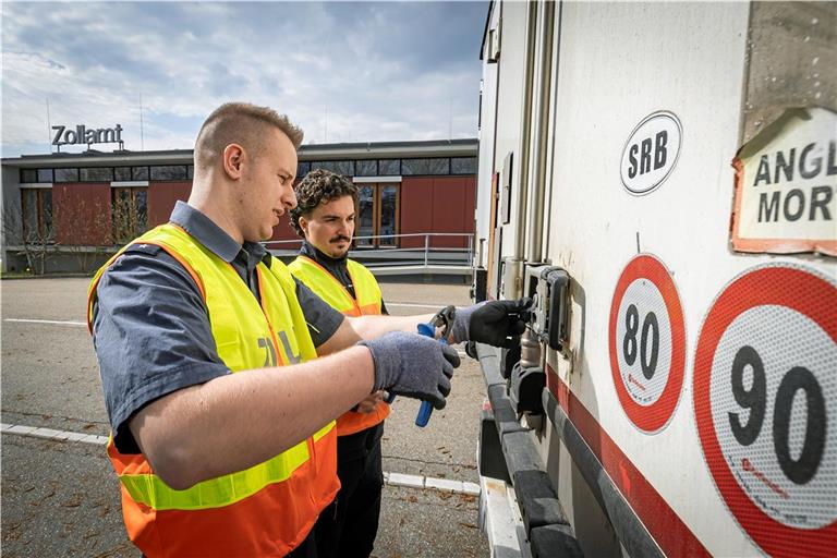 Sandro Morlock (links) und ein Zollanwärter entplomben einen Lkw aus Serbien mit geladenen Balkanlebensmitteln. Fotos: Alexander Becher