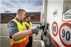 Sandro Morlock (links) und ein Zollanwärter entplomben einen Lkw aus Serbien mit geladenen Balkanlebensmitteln. Fotos: Alexander Becher