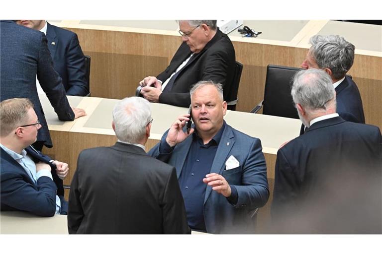 Sandro Scheer im Plenarsaal am Telefon - ein Beitrag um seinen Impfpass zu Coronazeiten heizt derzeit im Netz Spekulationen an. (Archivbild)
