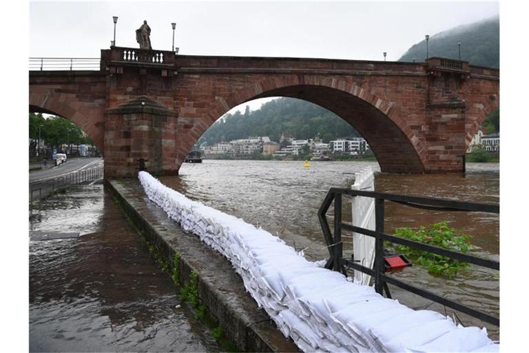 Sandsäcke vor Neckarbrücke Heidelberg. Foto: Rene Priebe