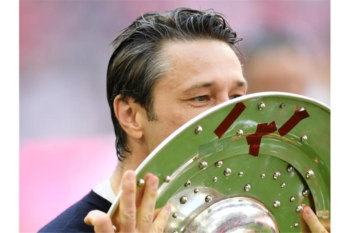 Sanfter Kuss für die Schale: Bayern-Trainer Niko Kovac. Foto: Tobias Hase