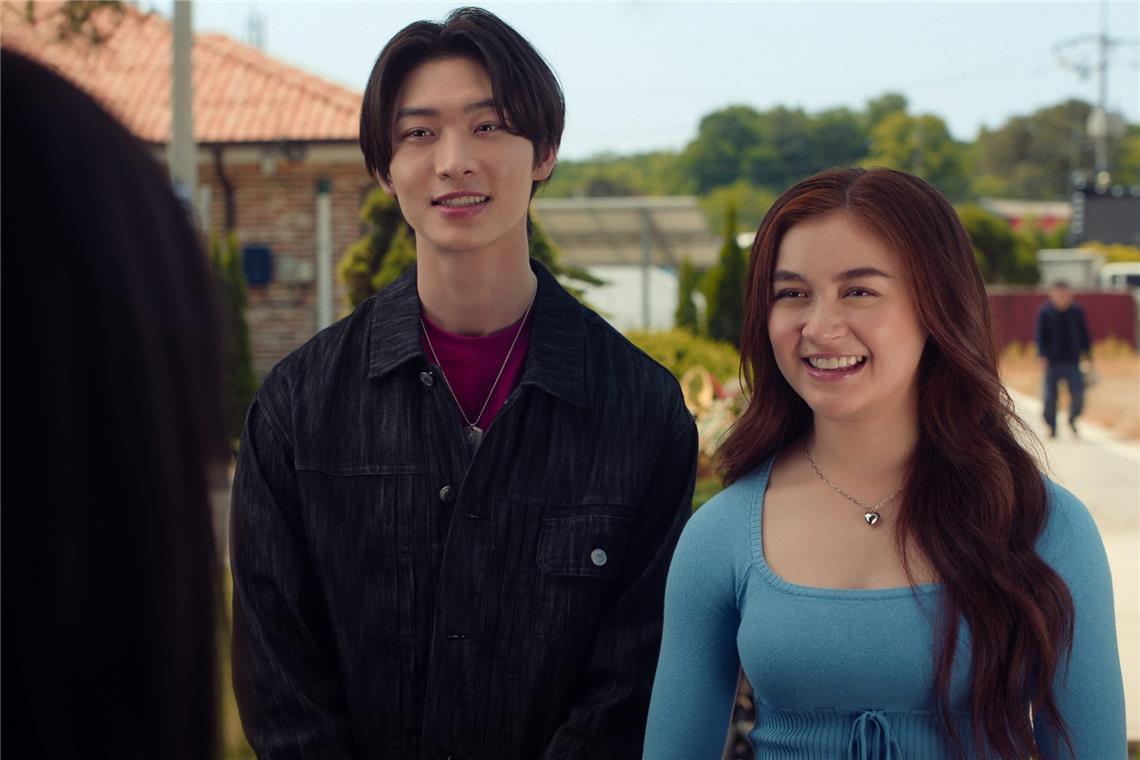 Gibt es eine 3. Staffel? Sang Heon Lee as Min Ho Moon, Anna Cathcart as Kitty Song Covey.