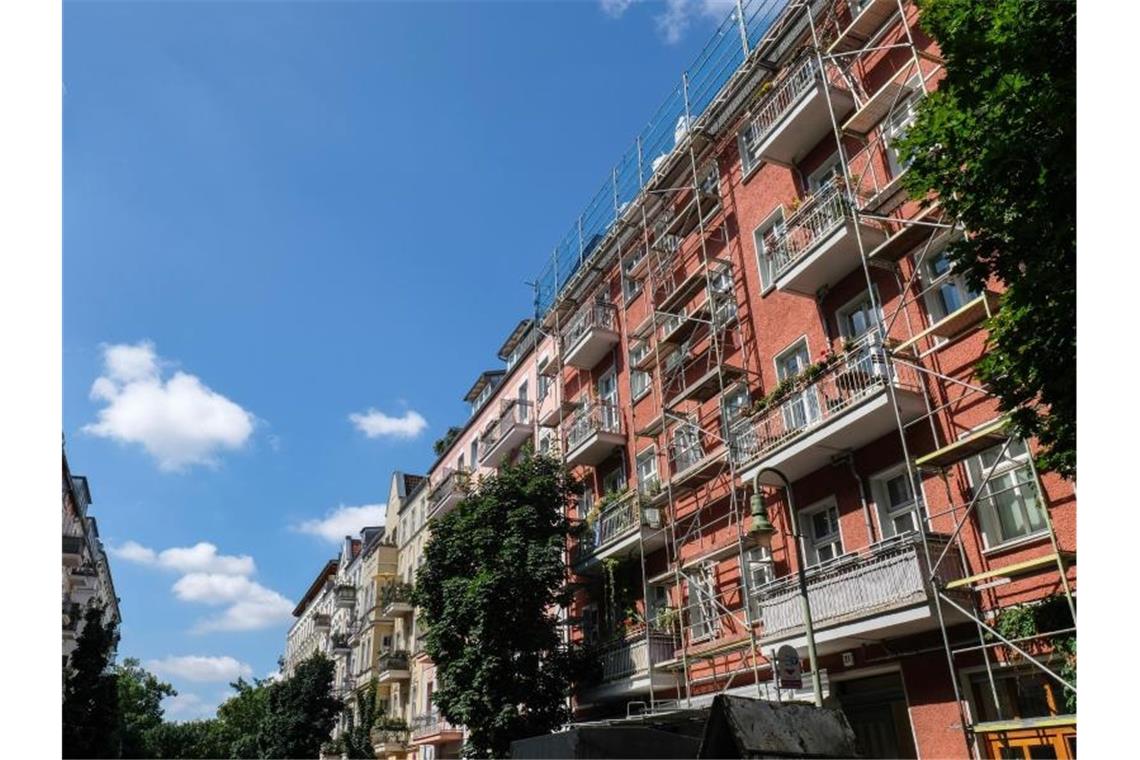 Sanierte und zum Teil eingerüstete Wohnhäuser im Berliner Prenzlauer Berg. Der geplante Berliner Mietendeckel lässt sich laut Städtetagspräsident Burkhard Jung nicht auf andere Großstädte kopieren. Foto: Jens Kalaene/zb/dpa