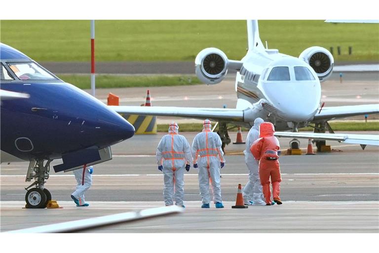 Sanitäter begleiten einen Patienten (2.v.r.), der mit Verdacht auf eine Hantavirus-Infektion von dem Kreuzfahrtschiff MV Hondius evakuiert wurde, zu einem Krankenwagen, nachdem dieser zum Flughafen Schiphol in Amsterdam, Niederlande, geflogen wurde.