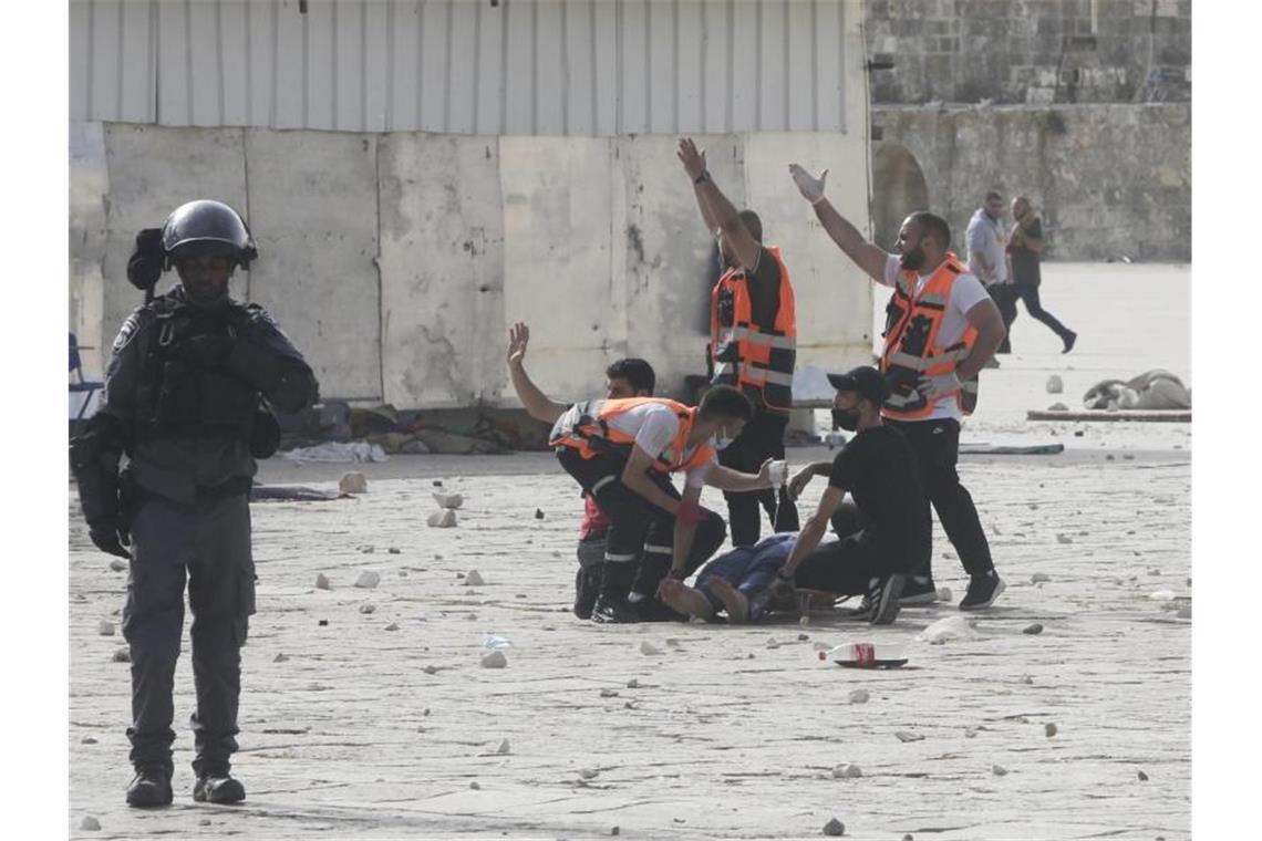 Massive Raketenangriffe: Israel antwortet mit Luftschlag Sanitäter behandeln auf dem Gelände der Al-Aksa-Moschee einen Verwundeten. Foto: Mahmoud Illean/AP/dpa