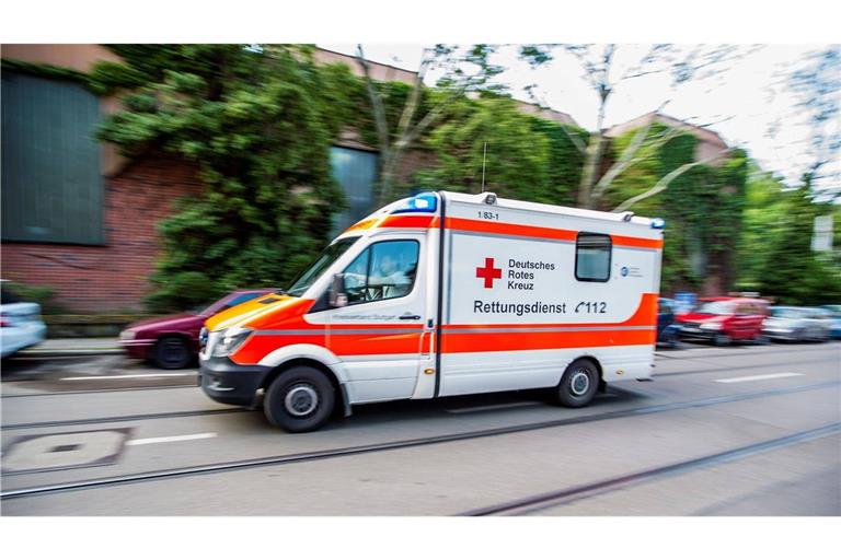 Sanitäter brachten den Schwerverletzten in ein Krankenhaus. (Symbolbild)