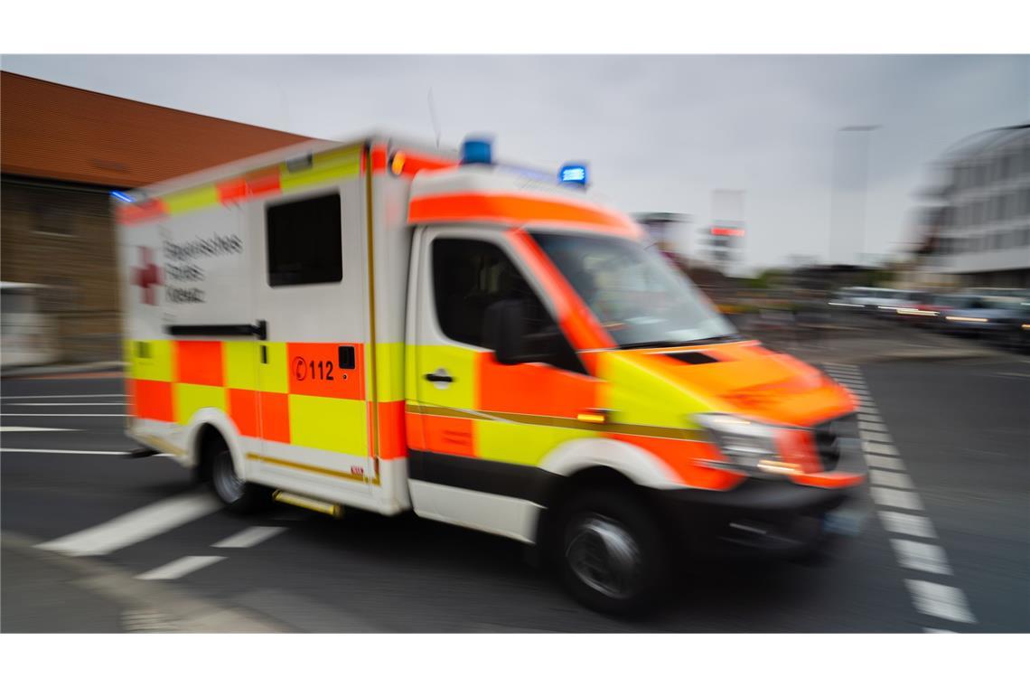 Sanitäter brachten den Verletzten in ein Krankenhaus. (Symbolfoto)