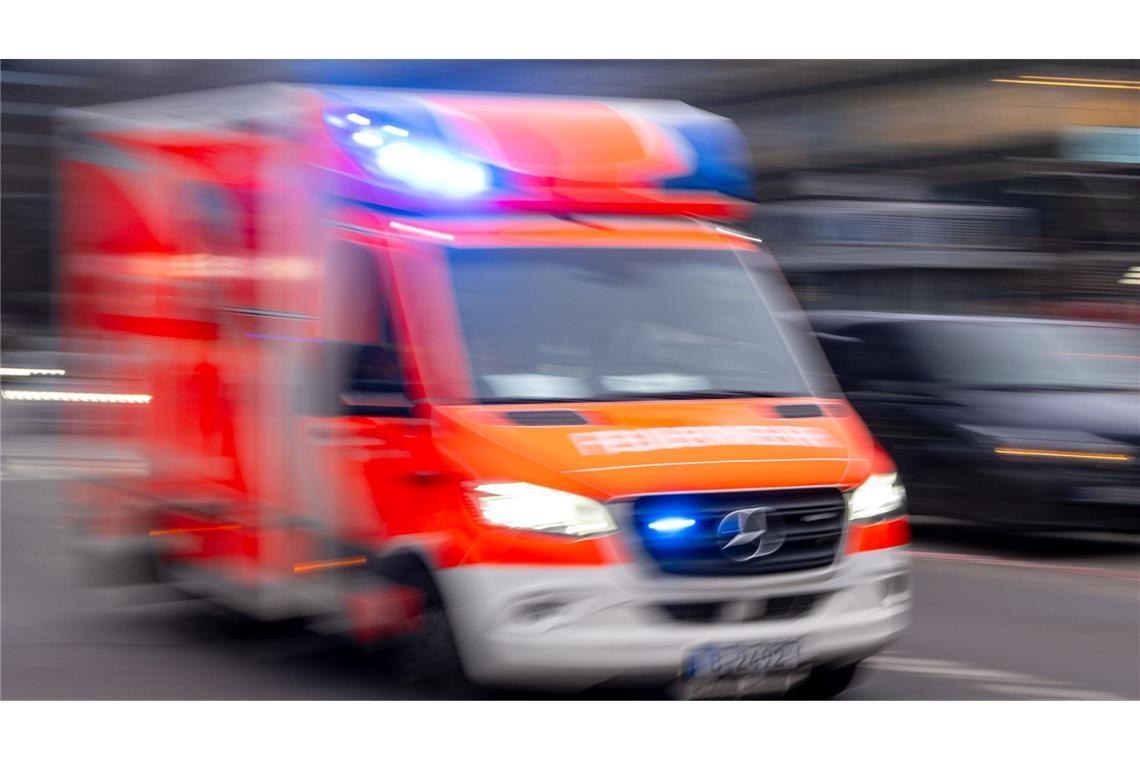 Auto fährt in einen Fußgänger – drei Verletzte Sanitäter brachten die Verletzten in ein Krankenhaus (Symbolbild).