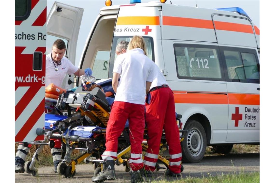 Sanitäter bringen einen Verletzten nach einem Blitzeinschlag in Thüringen in einen Rettungswagen. Foto: Gregor Mühlhaus