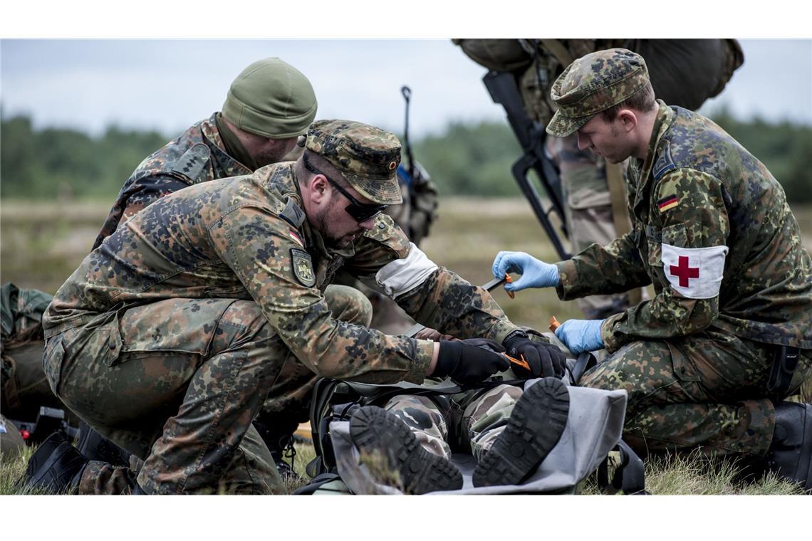 Sanitäter der Bundeswehr bei einer Übung: Im Kriegsfall rechnen Experten mit Hunderten Verletzten pro Tag.