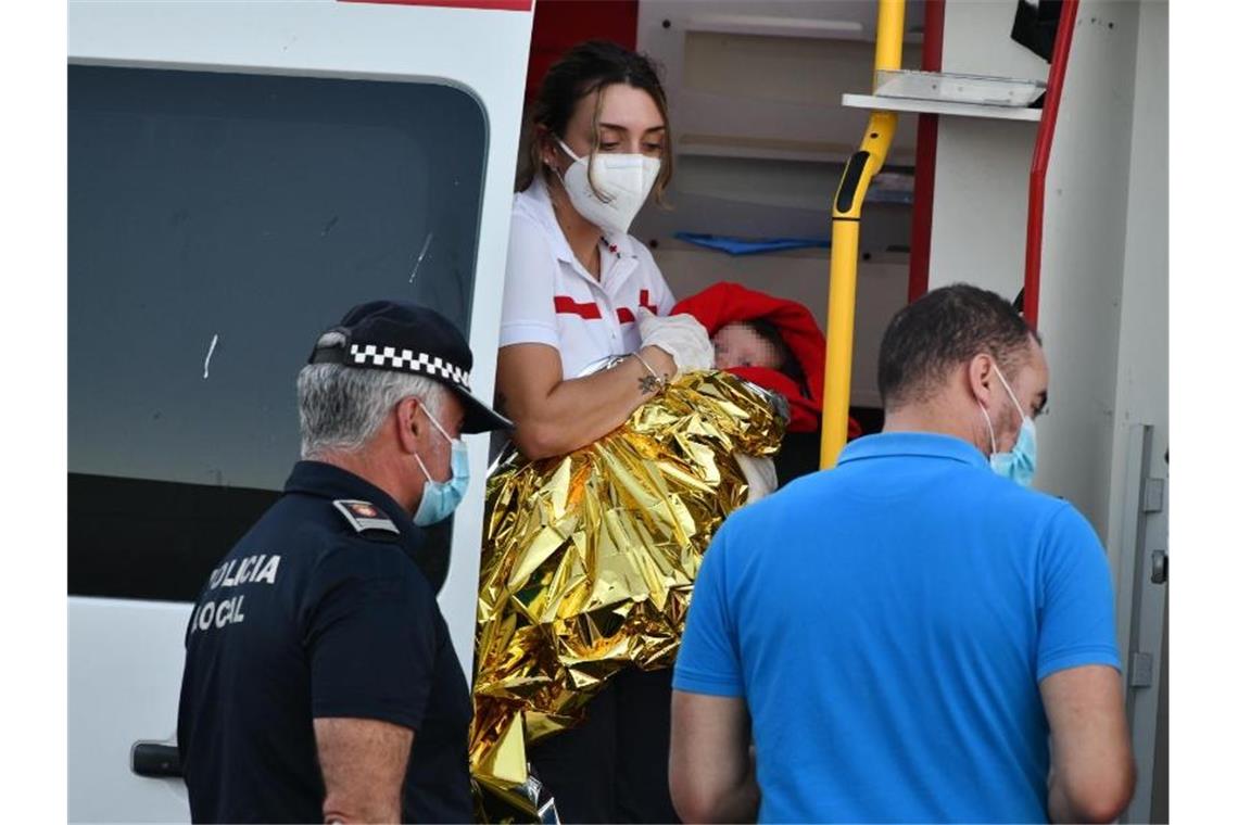 Marokko setzt Spanien mit Migranten in Ceuta unter Druck Sanitäter kümmern sich um ein Baby, das Migranten mit über die Grenze nach Spanien gebracht haben. Foto: Antonio Sempere/EUROPA PRESS/dpa