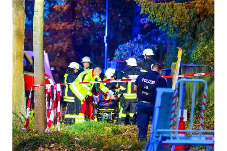 Sanitäter und Feuerwehrleute an der Unfallstelle in Schildow. Foto: Philipp Neumann/TNN/dpa