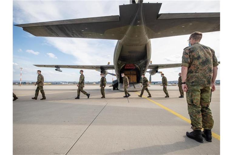 Sanitätssoldaten der Bundeswehr kehren aus Portugal zurück und werden in Stuttgart empfangen. Foto: Christoph Schmidt/dpa