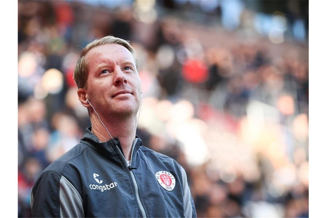 Sankt Paulis Trainer Timo Schultz gibt vor dem Spiel ein Interview. Foto: Christian Charisius/dpa/Archivbild