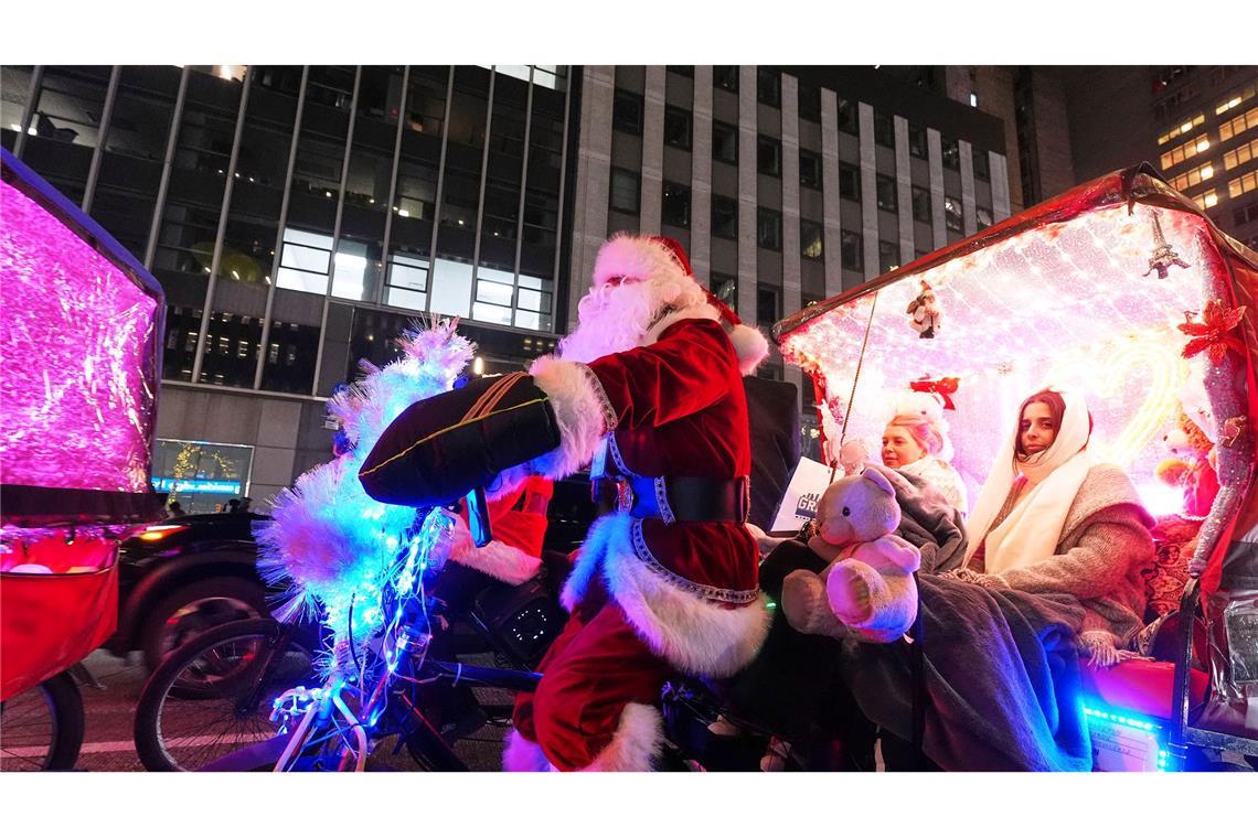 Santa on Tour: Weihnachtsmann radelt Fahrgäste durch New Yorks Sixth Avenue