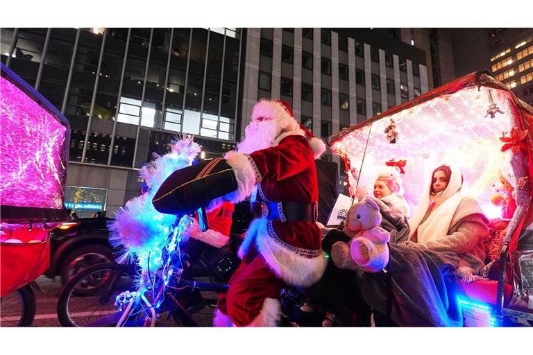 Santa on Tour: Weihnachtsmann radelt Fahrgäste durch New Yorks Sixth Avenue