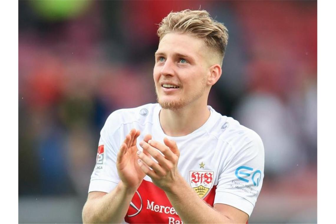 Wechsel von Stuttgarts Ascacibar zu Hertha rückt näher Santiago Ascacibar von VfB Stuttgart klatscht nach dem Spiel in die Hände. Foto: Tom Weller/dpa/Archivbild