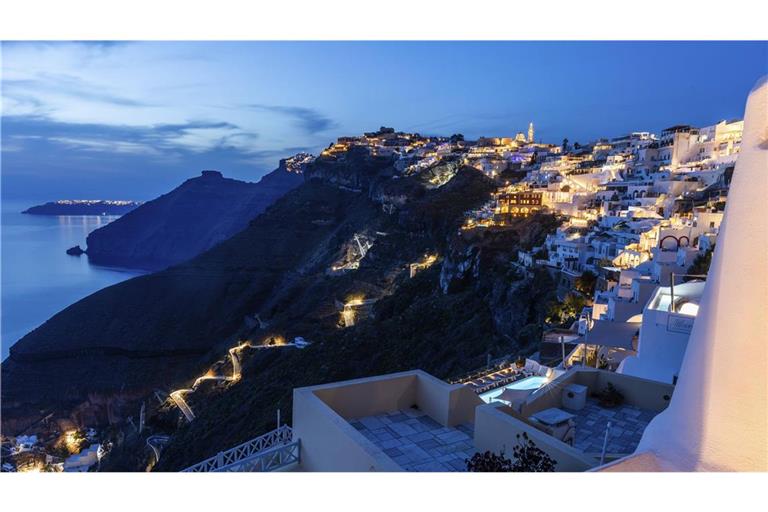 Santorini liegt im östlichen Mittelmeer und ist Teil des Hellenischen Vulkanbogens, einer geologisch hoch aktiven Zone. Die Inselgruppe Santorini bildet den Rand einer vulkanischen Caldera, entstanden durch eine gewaltigen Vulkaneruption vor rund 3600 Jahren.