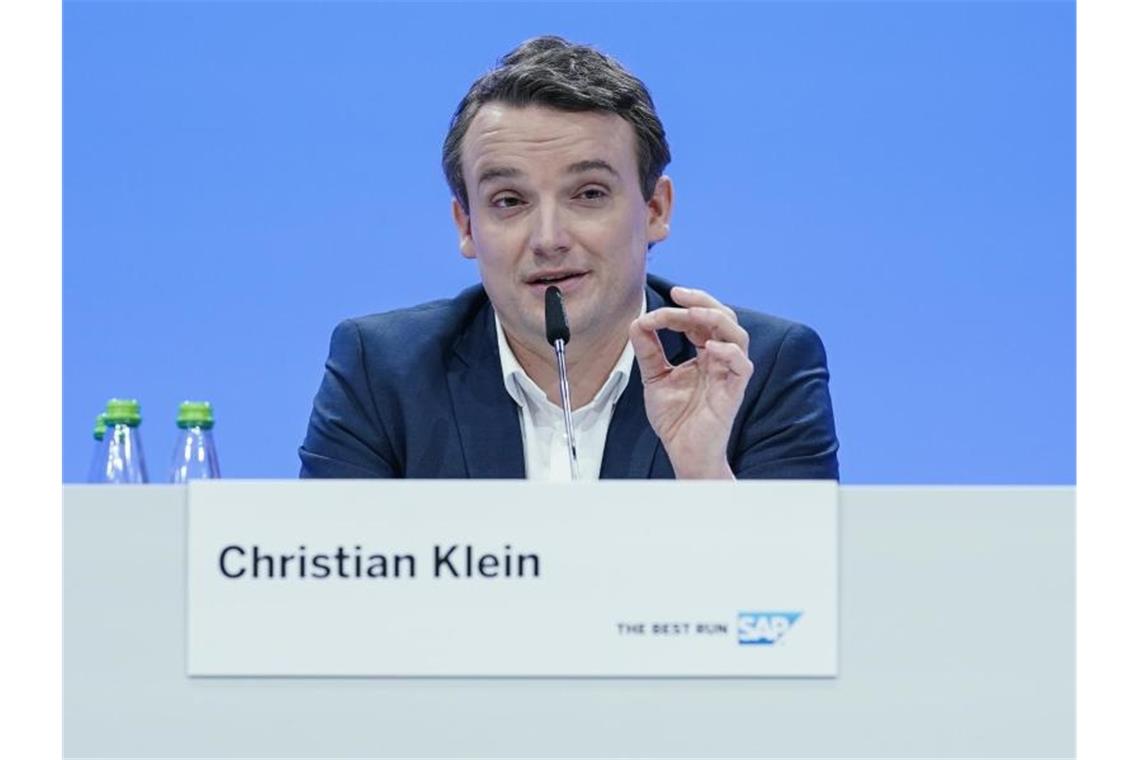 SAP-Chef Klein verdient lange nicht so viel wie Vorgänger SAP-Chef Christian Klein spricht bei einer Bilanzpressekonferenz des Softwarekonzerns SAP. Foto: Uwe Anspach/dpa-pool/dpa/Archivbild