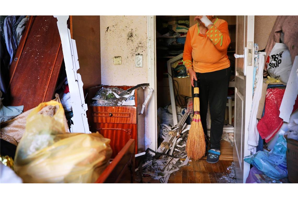 Saporischschja nach russischem Angriff:  72-Jährige räumt Trümmer ihrer Wohnung weg
