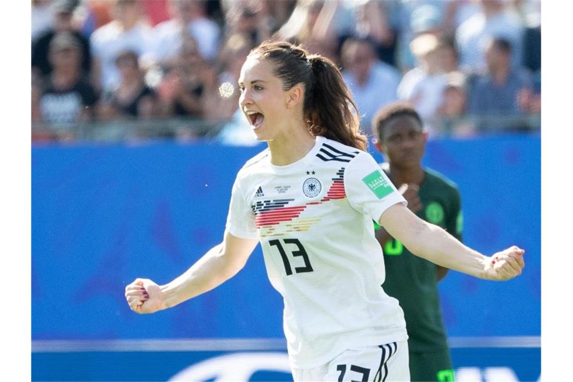 DFB-Frauen besiegen Nigeria im Viertelfinale Sara Däbritz hat den Elfmeter verwandelt - 2:0 für Deutschland. Foto: Sebastian Gollnow
