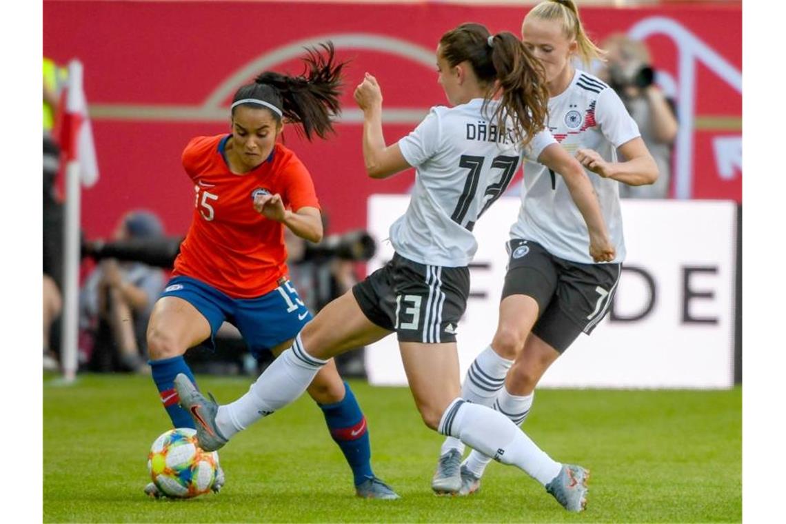 Deutsche Fußballerinnen schlagen Chile Sara Däbritz (M) probiert der Chilenin Su Helen Galaz den Ball abzunehmen. Foto: Armin Weigel