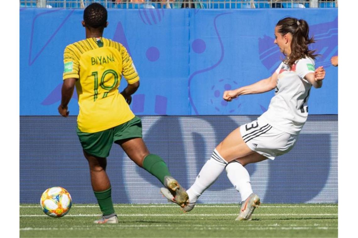 Sara Däbritz (r) erhöht zum 2:0 für die deutschen Fußball-Frauen. Foto: Sebastian Gollnow