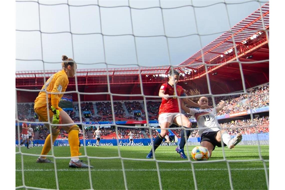 Riesenerleichterung: DFB-Frauen besiegen auch Spanien Sara Däbritz (r) schießt gegen die Abwehr der Spanierin Marta Torrjon (M) und Torhüterin Sandra Panos das Tor zum 1:0 für Deutschland. Foto: Sebastian Gollnow