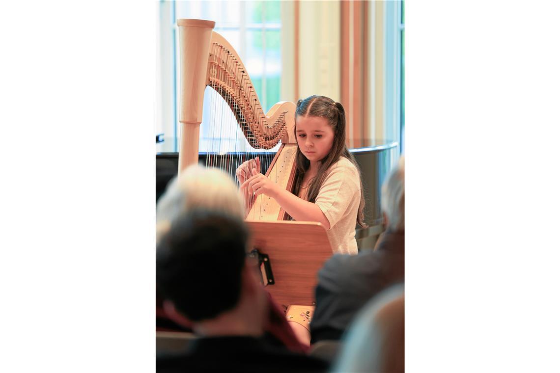 Sara Demiröz präsentierte mit der Harfe das Stück „Die Quelle“ von Johanna Dammert.