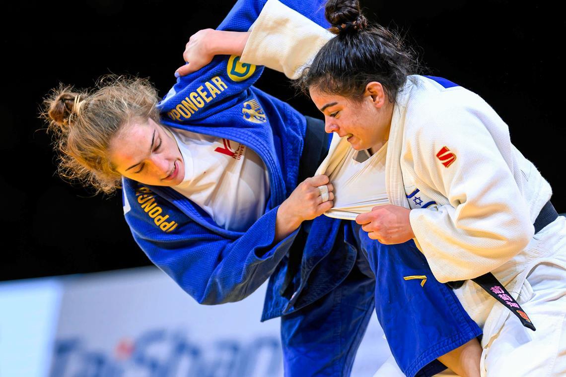 Sara-Joy Bauer, hier in Linz im Duell mit Kerem Primo aus Israel, will auch in Benidorm beherzt zupacken. Foto: Imago