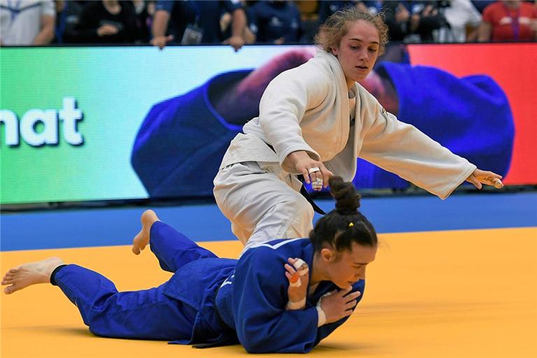 Sara-Joy Bauer ist im Finale gegen Bettina Bauer obenauf und sichert sich ihren ersten deutschen Meistertitel im Frauenbereich. Foto: Imago