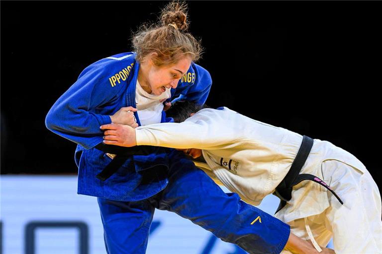Sara-Joy Bauer (links) gerät bei ihrer Erstliga-Premiere für die TSG nicht in Bedrängnis und gewinnt nach nur zehn Sekunden. Archivfoto: Imago
