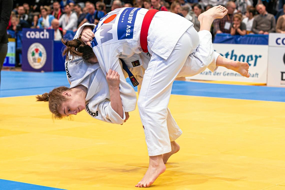 U-18-EM vor Augen, Olympia im Hinterkopf Sara-Joy Bauer (links) packt fest zu, um ihre Ziele auf der Judomatte zu verwirklichen. Foto: K. Müller