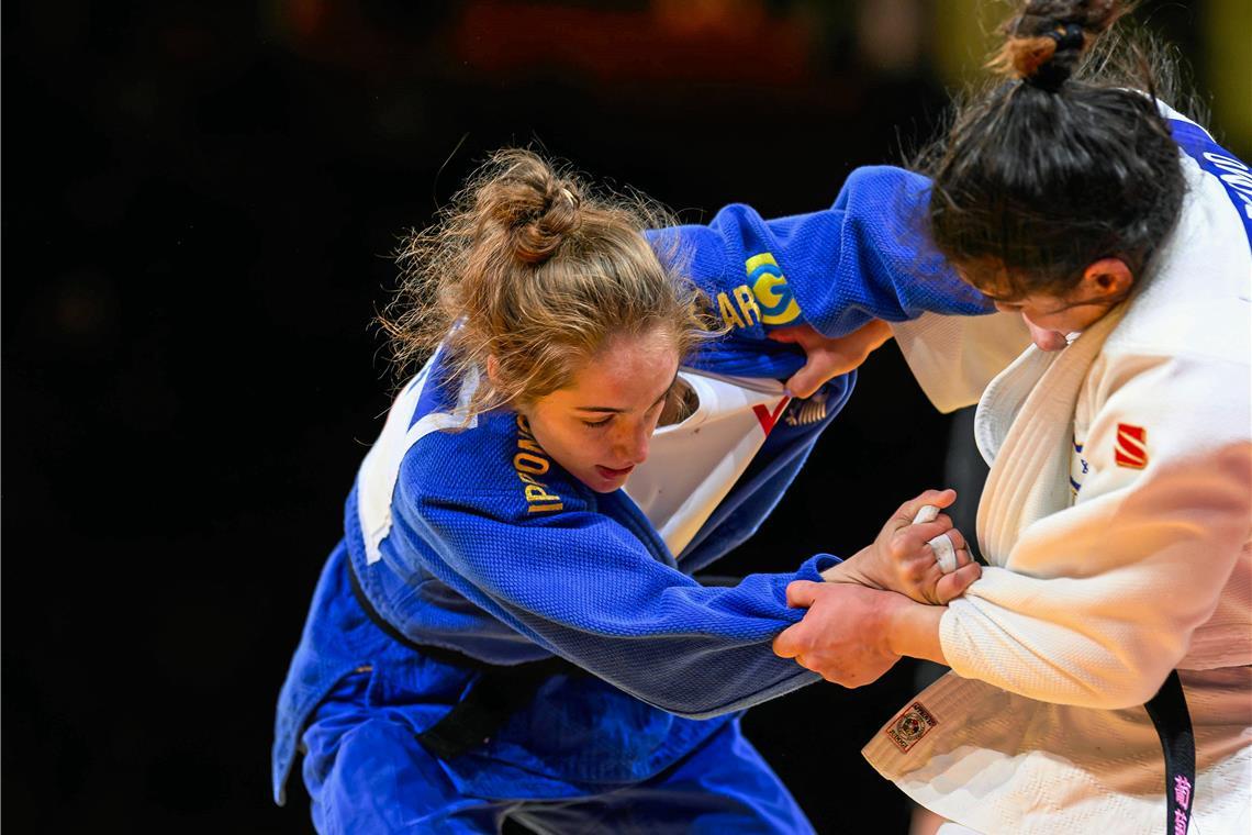 Sara-Joy Bauer (links) will eine Medaille holen. Archivfoto: Imago