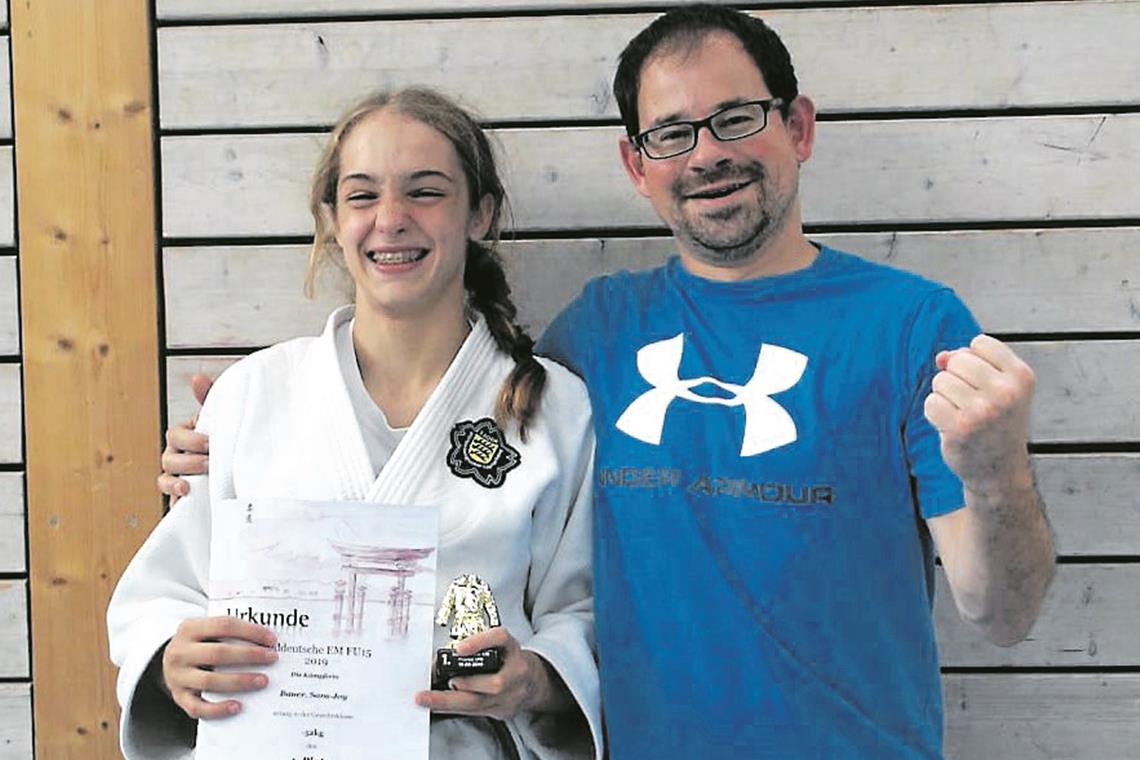 TSG-Judoka holt süddeutschen Titel Sara-Joy Bauer und Trainer Steffen Kreft freuen sich über die Goldmedaille. Foto: privat